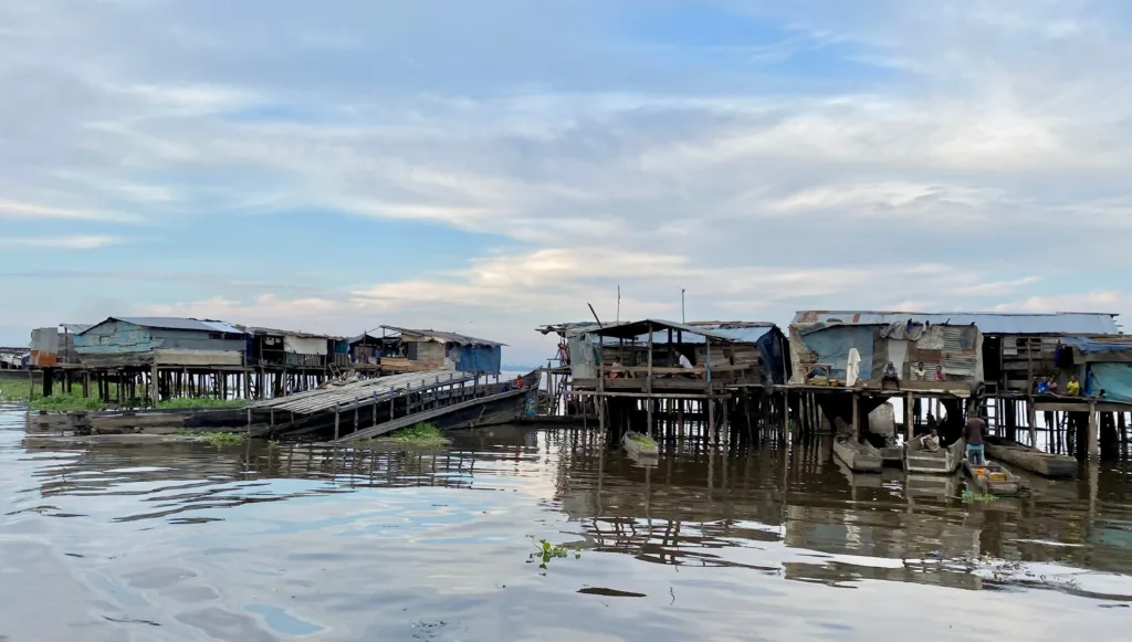 Bidon ville sur l'eau en Afrique